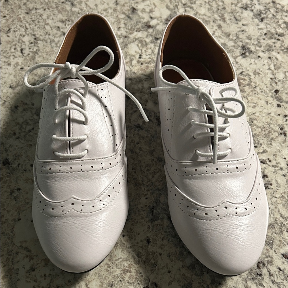 Women’s White Brogue Oxford Flats — Classic Lace-Up Loafers